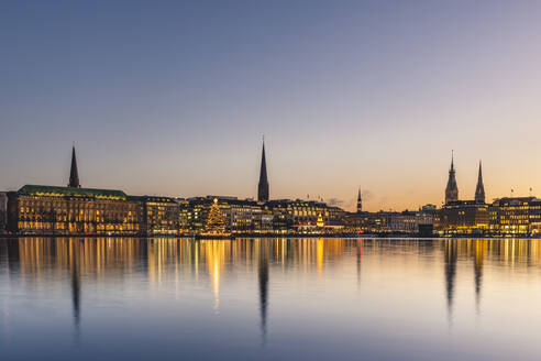 Deutschland, Hamburg, Stadtarchitektur mit Spiegelung in der Binnenalster in der Abenddämmerung - KEBF01782