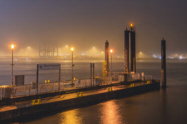 Germany, Hamburg, Angler fish market in fog at night - KEBF01783