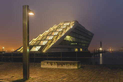 Deutschland, Hamburg, Altona, Dockland Bürogebäude im Nebel - KEBF01784