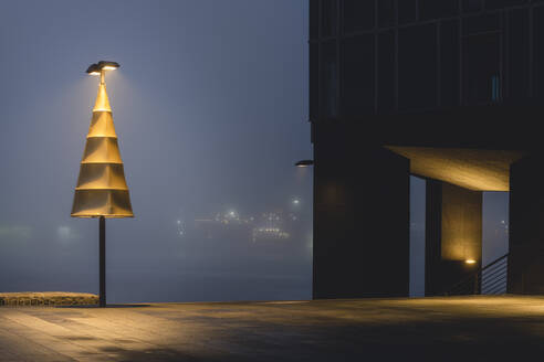 Deutschland, Hamburg, Altona, Dockland Bürogebäude im Nebel - KEBF01786