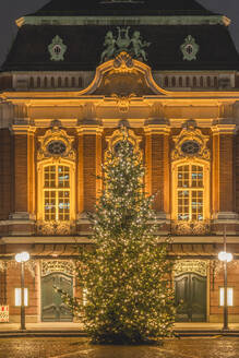 Deutschland, Hamburg, Weihnachtsbaum vor der Laeiszhalle - KEBF01789