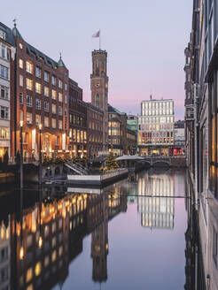 Deutschland, Hamburg, Stadtarchitektur mit Alte Post spiegelnd im Bleichenfleet - KEBF01790