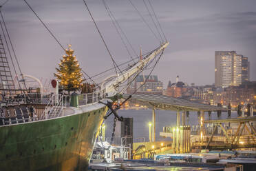 Deutschland, Hamburg, Weihnachtsbaum auf Museumsschiff - KEBF01793