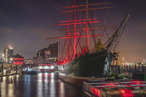 Deutschland, Hamburg, Museumsschiff mit Weihnachtsbaum und Elbphilharmonie im Hintergrund - KEBF01799