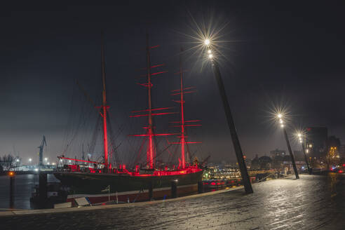 Deutschland, Hamburg, Museumsschiff bei Nacht beleuchtet - KEBF01800