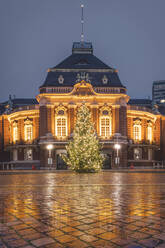 Deutschland, Hamburg, Laeiszhalle mit beleuchtetem Weihnachtsbaum bei Nacht - KEBF01802