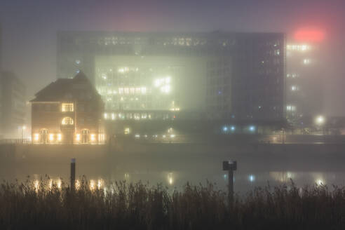 Deutschland, Hamburg, Stadtarchitektur im Nebel - KEBF01804
