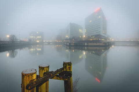 Deutschland, Hamburg, Stadtarchitektur im Nebel, lizenzfreies Stockfoto