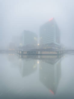 Deutschland, Hamburg, Stadtarchitektur im Nebel - KEBF01806