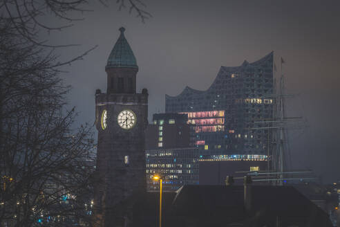 Deutschland, Hamburg, Pegelturm und Elbphilharmonie bei Nacht beleuchtet - KEBF01809