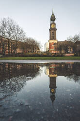 Deutschland, Hamburg, St. Michaels Kirche spiegelt sich im Wasser - KEBF01810