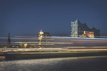 Deutschland, Hamburg, Elbphilharmonie mit vorbeifahrendem Schiff - KEBF01815