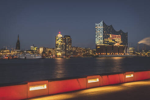 Deutschland, Hamburg, Stadtbild mit beleuchteter Elbphilharmonie bei Nacht - KEBF01816