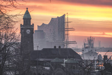 Deutschland, Hamburg, Pegelturm und Elbphilharmonie vor stimmungsvollem Himmel - KEBF01817