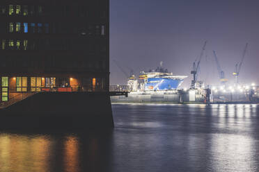 Deutschland, Hamburg, Hafen bei Nacht - KEBF01819