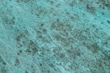Drohnenansicht der türkisfarbenen Oberfläche des Indischen Ozeans im Sommer - RUEF03193