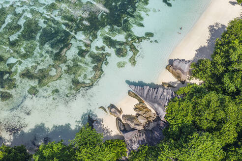 Drohnenansicht der Granitfelsen des Strandes Anse Source DArgent im Sommer - RUEF03199