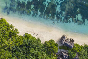 Drohnenansicht des Strandes Anse Source DArgent im Sommer - RUEF03203