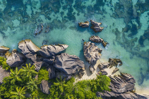 Drohnenansicht der Granitfelsen des Strandes Anse Source DArgent im Sommer - RUEF03204