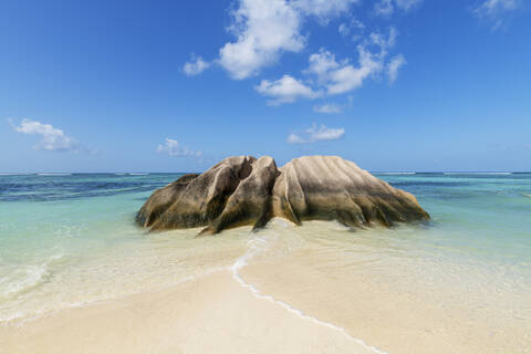 Granitfelsen am Strand Anse Source DArgent im Sommer, lizenzfreies Stockfoto