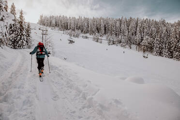 Österreich, Kärnten, Villach, Skitouren auf der Gerlitzen im Winter - DAWF01777