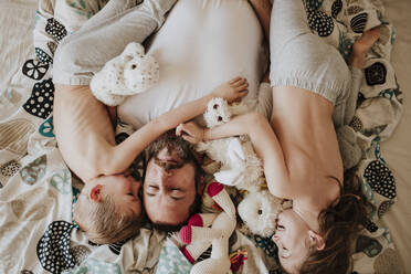 Vater schläft mit Tochter und Sohn auf dem Bett zu Hause - GMLF01022