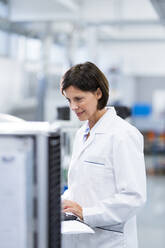 Female scientist working in laboratory - JOSEF03729