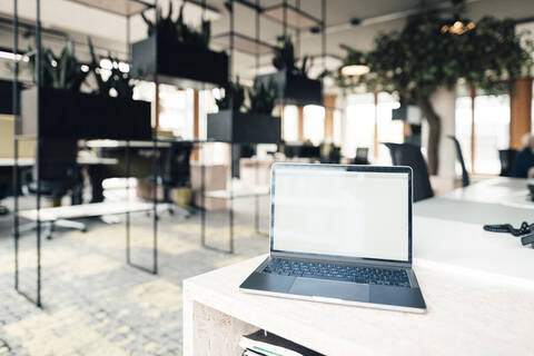 Laptop auf dem Schreibtisch im Büro, lizenzfreies Stockfoto