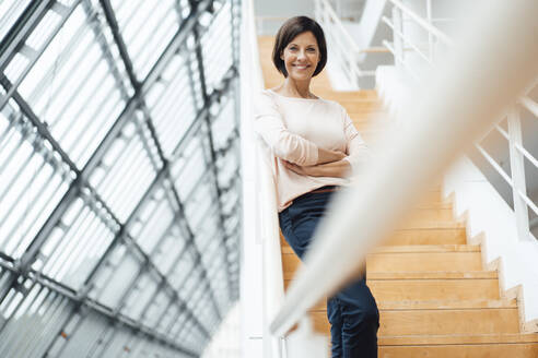 Reife Unternehmerin mit verschränkten Armen auf einer Treppe stehend - JOSEF03842