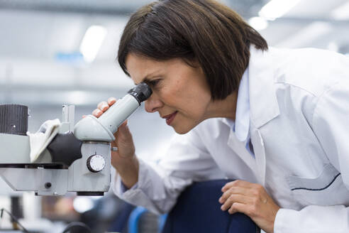 Wissenschaftlerin mit Mikroskop bei der Arbeit im Labor - JOSEF03871