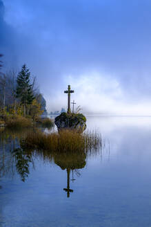 Österreich, Oberösterreich, Salzkammergut, Mondsee im Nebel bei Sonnenaufgang - LBF03386