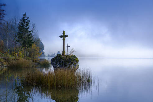 Österreich, Oberösterreich, Salzkammergut, Mondsee im Nebel bei Sonnenaufgang - LBF03387