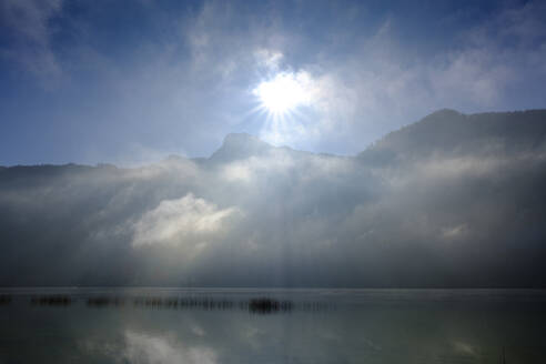 Österreich, Oberösterreich, Salzkammergut, Mondsee im Herbstnebel bei Sonnenaufgang - LBF03390