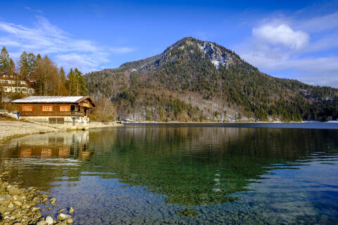 Deutschland, Bayern, Jochberg mit Spiegelung im Walchensee, lizenzfreies Stockfoto