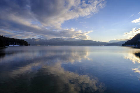 Deutschland, Bayern, Walchensee im Winter, lizenzfreies Stockfoto