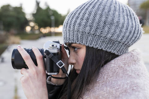 Teenager-Mädchen fotografiert durch die Kamera im Freien, lizenzfreies Stockfoto