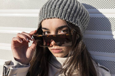 Teenager Mädchen mit Sonnenbrille gegen weiße Wand - JRVF00299