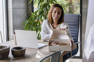 Frau arbeitet in einem Büro - DLTSF01647