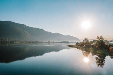 Sonnenaufgang Blick auf den Ossiacher See gegen Berg und klaren Himmel, Österreich - DAWF01819