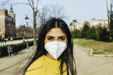 Frau mit Gesichtsschutzmaske in einem öffentlichen Park während COVID-19 - XLGF01212