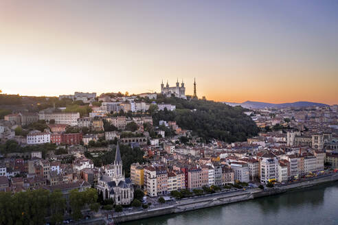 Frankreich, Auvergne-Rhone-Alpes, Lyon, Luftaufnahme der Stadt am Fluss in der Abenddämmerung - HAMF00853