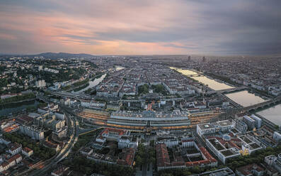 Frankreich, Auvergne-Rhone-Alpes, Lyon, Luftaufnahme des Stadtzentrums der Flussstadt in der Abenddämmerung - HAMF00858