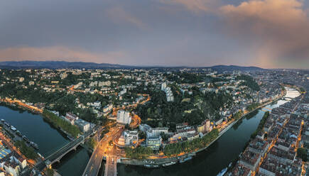 Frankreich, Auvergne-Rhone-Alpes, Lyon, Luftpanorama der Stadt am Fluss in der Abenddämmerung - HAMF00860