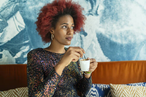 Schöne Frau mit Afro-Haar trinkt einen Kaffee - CAVF93459