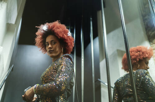 Schöne Frau mit Afro-Haar reflektiert in den Spiegel - CAVF93460