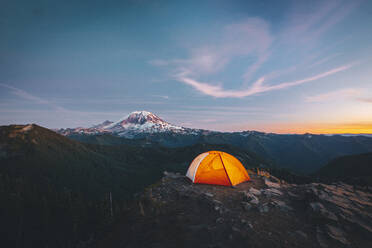 Orangefarbenes Zelt auf dem Berggipfel in der Nähe des Mount Rainier - CAVF93478