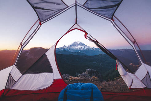 Morgendlicher Blick auf den Mount Rainier aus einem Zelt - CAVF93481