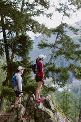 Läuferinnen und Läufer halten an, um die Aussicht auf die Berge zu genießen - CAVF93536