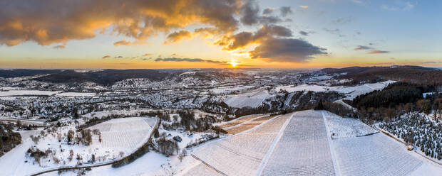 Deutschland, Baden Württemberg, Remstal, Luftaufnahme einer winterlichen Berglandschaft bei Sonnenaufgang - STSF02861