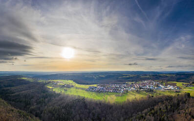 Deutschland, Baden Württemberg, Luftbild einer Stadt im Schwäbischen Wald - STSF02868